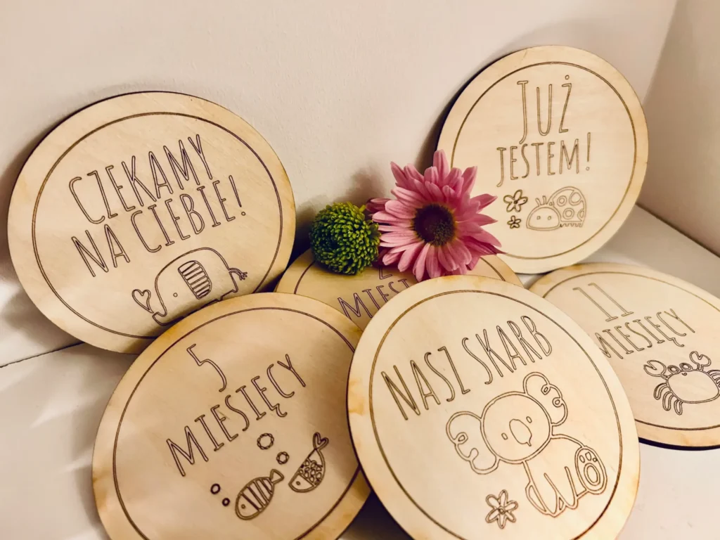 drewniane tabliczki do sesji zdjęciowej dziecka — prezent na roczek
tabliczki miesięczne do zdjęć niemowlaka jako prezent na Chrzciny
drewniane tabliczki z grawerem na baby shower