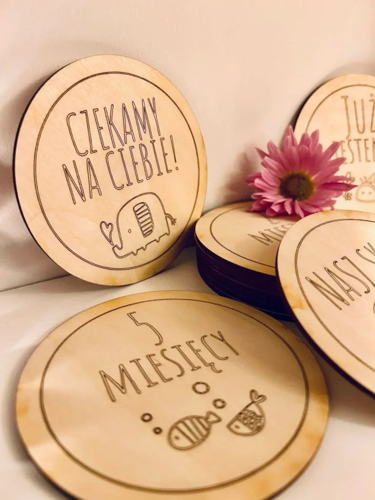 drewniane tabliczki do sesji zdjęciowej dziecka — prezent na roczek
tabliczki miesięczne do zdjęć niemowlaka jako prezent na Chrzciny
drewniane tabliczki z grawerem na baby shower