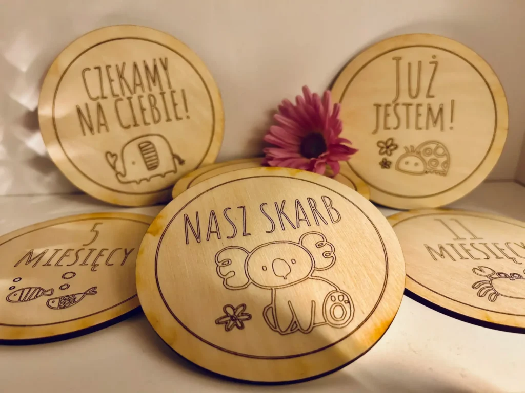 drewniane tabliczki do sesji zdjęciowej dziecka — prezent na roczek
tabliczki miesięczne do zdjęć niemowlaka jako prezent na Chrzciny
drewniane tabliczki z grawerem na baby shower